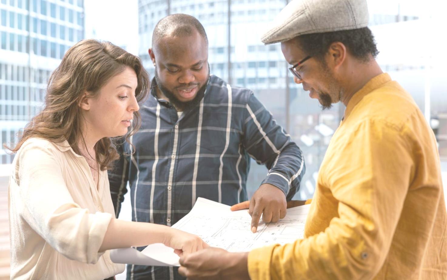 Teilnehmende arbeiten gemeinsam an Finanzmodellen und diskutieren Kulturaspekte