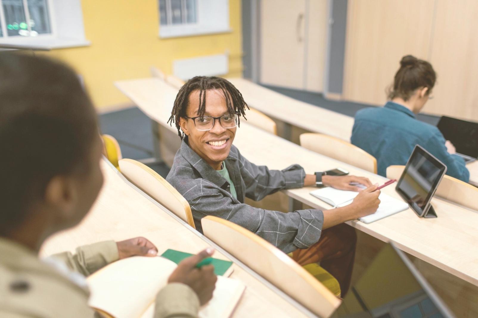 Modernes Arbeitsumfeld mit Fokus auf Teamkultur und Datenanalyse