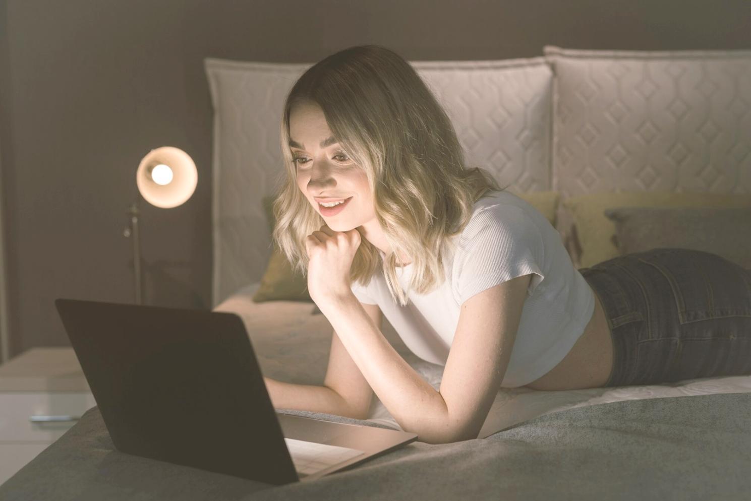 Team bei strategischer Finanzplanung im modernen Büro